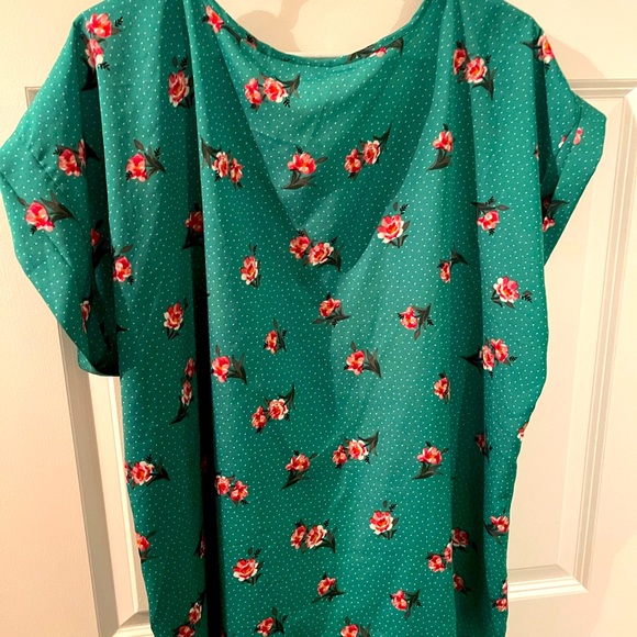 Adorable green and flower top - Picture 4 of 4